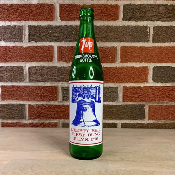 7Up Salutes Commemorative 1776 1976 Bicentennial Liberty Bell Green Glass Bottle - Picture 3 of 9